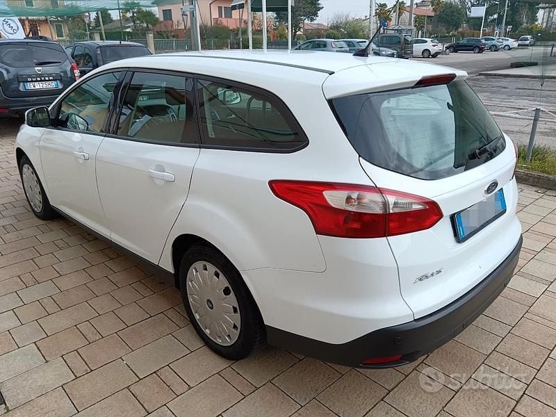 Usata Ford Focus 105 CV (77 kW) 2014 Bianco Station wagon