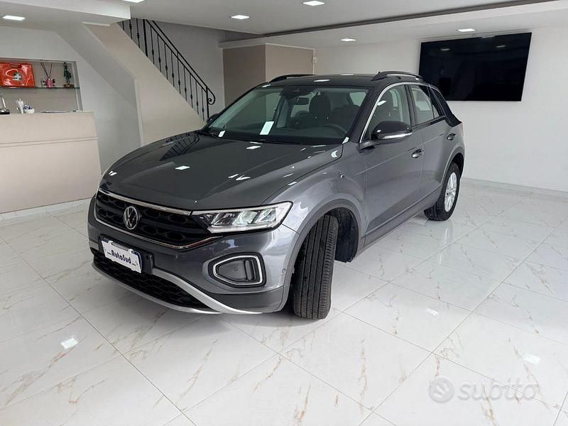 Usata VW T-Roc Life 150 CV (110 kW) 2022 Gray SUV