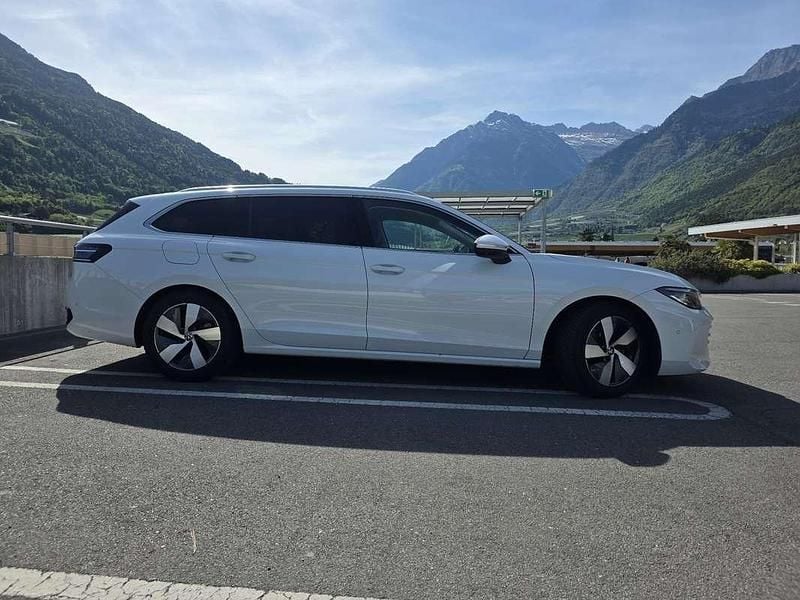 Usata VW Passat Elegance 150 CV (110 kW) 2024 Bianco Station wagon