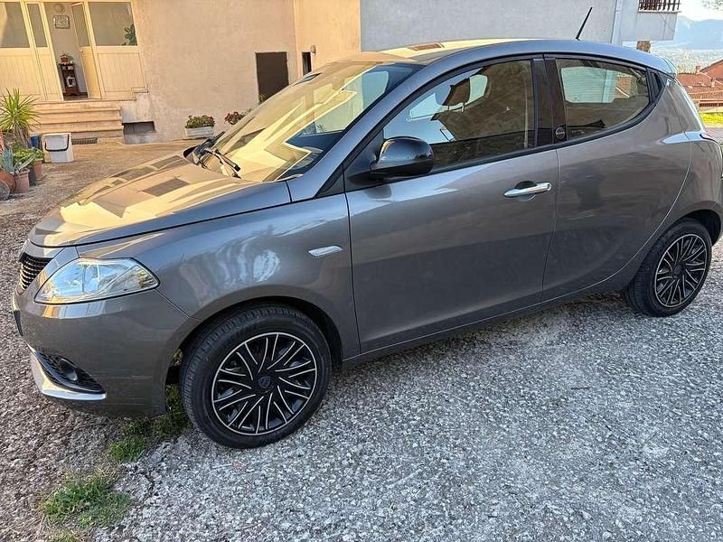Usata Lancia Ypsilon Gold 69 CV (50 kW) 2021 Grigio Utilitaria