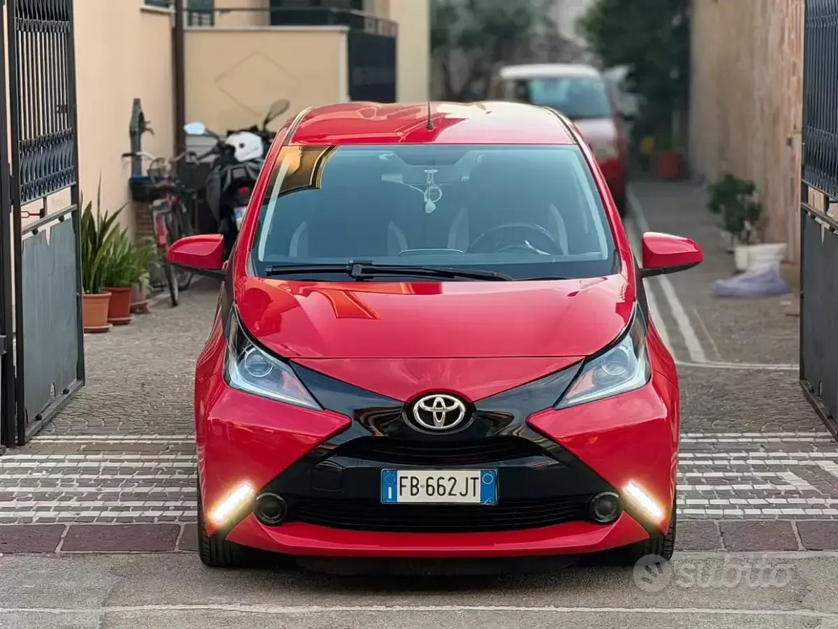 Usata Toyota Aygo Cool 69 CV (50 kW) 2015 Rosso Utilitaria