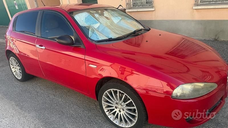 Rosso Usata 2005 Alfa Romeo 147 Due volumi | 1200 € (Ottimo prezzo) - Immagine 1/4