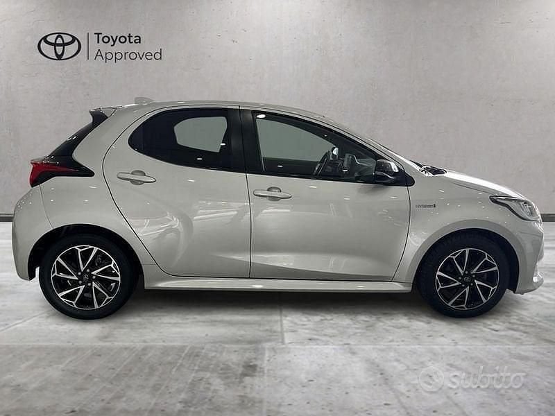 Usata Toyota Yaris Hybrid Lounge 116 CV (85 kW) 2021 Grigio Berlina