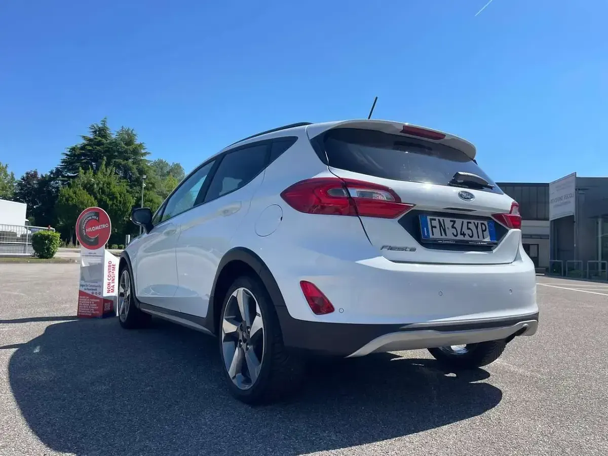 Usata Ford Fiesta Active 86 CV (63 kW) 2018 Bianco Utilitaria