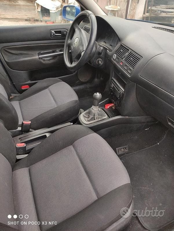 Usado VW Golf IV 90 CV (66 kW) 2000 Azul Berlina