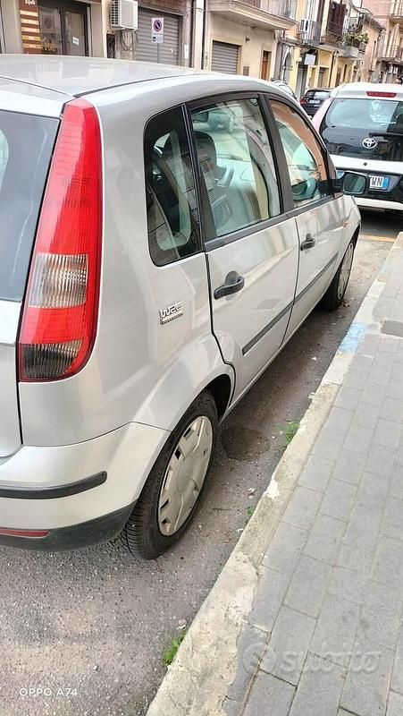 Usata Ford Fiesta Ghia 75 CV (55 kW) 2003 Grigio Utilitaria