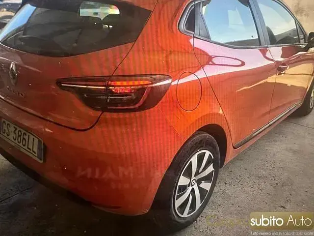Usata Renault Clio V Equilibre 65 CV (47 kW) 2023 Arancione Berlina