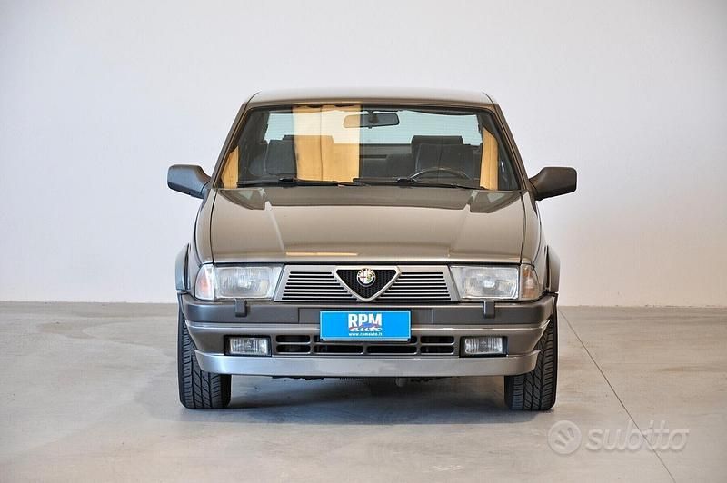 Usata Alfa Romeo 75 148 CV (108 kW) 1987 Grigio Berlina
