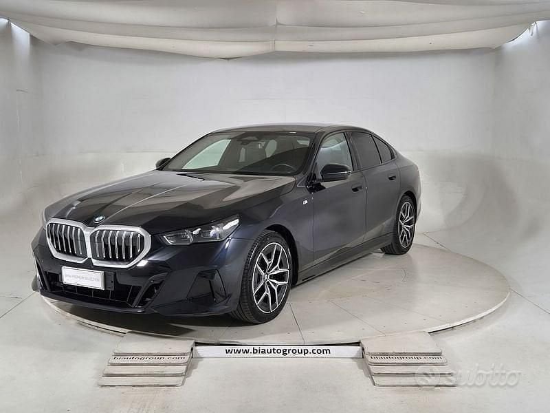 Usata BMW 520 M Sport 197 CV (144 kW) 2024 Blu scuro Berlina