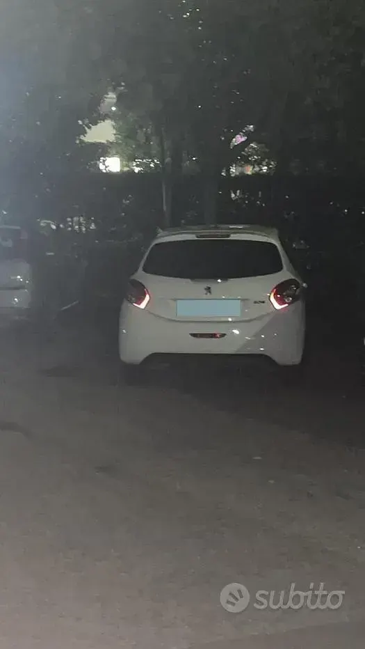 Usata Peugeot 208 68 CV (50 kW) 2013 Bianco Utilitaria