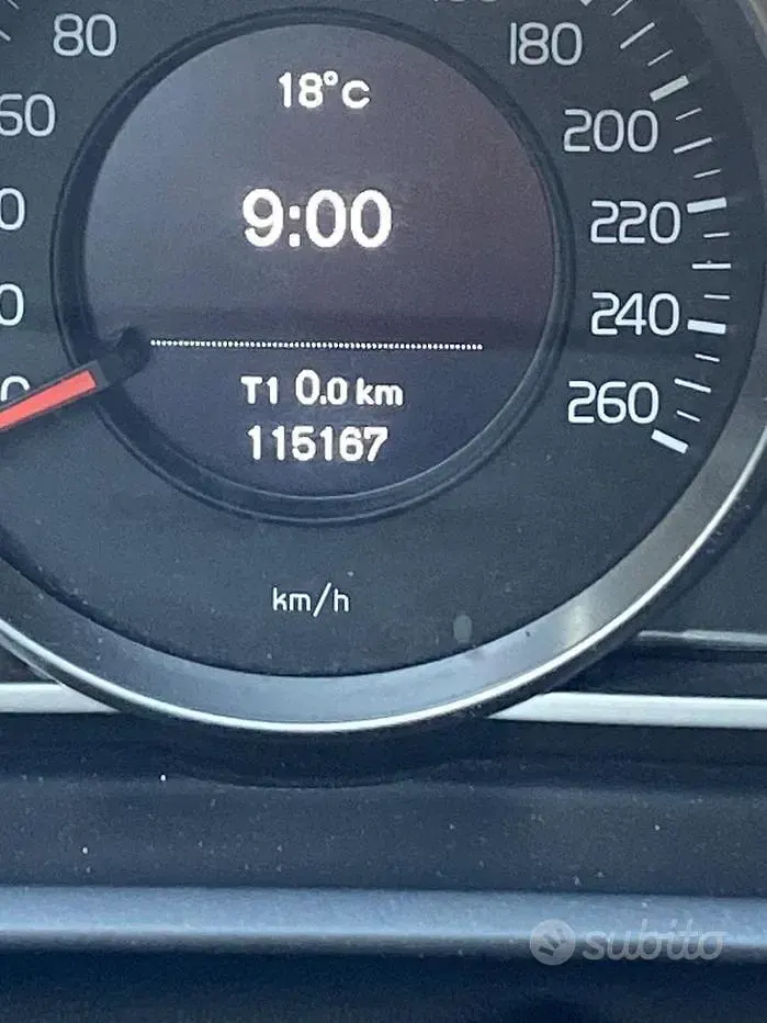 Usata Volvo V40 120 CV (88 kW) 2017 Blu Berlina