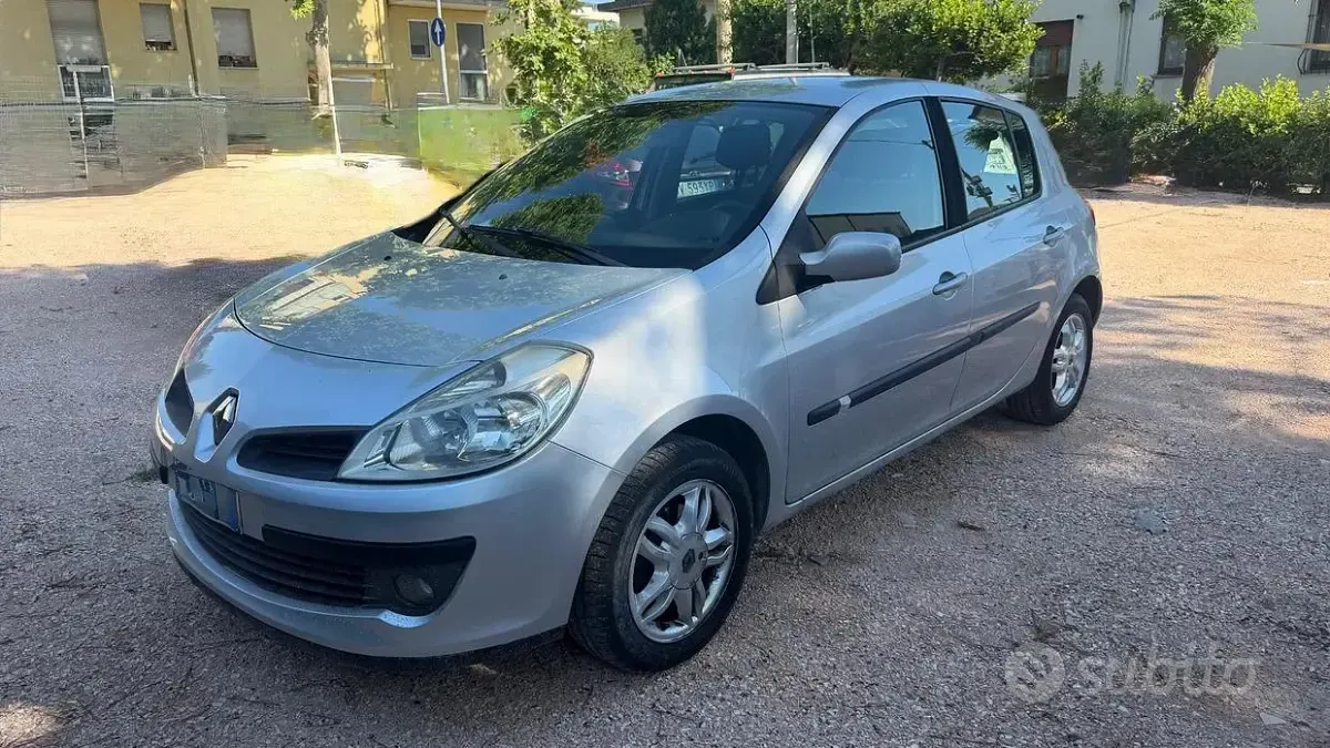 Usata Renault Clio II 65 CV (47 kW) 2008 Grigio Berlina