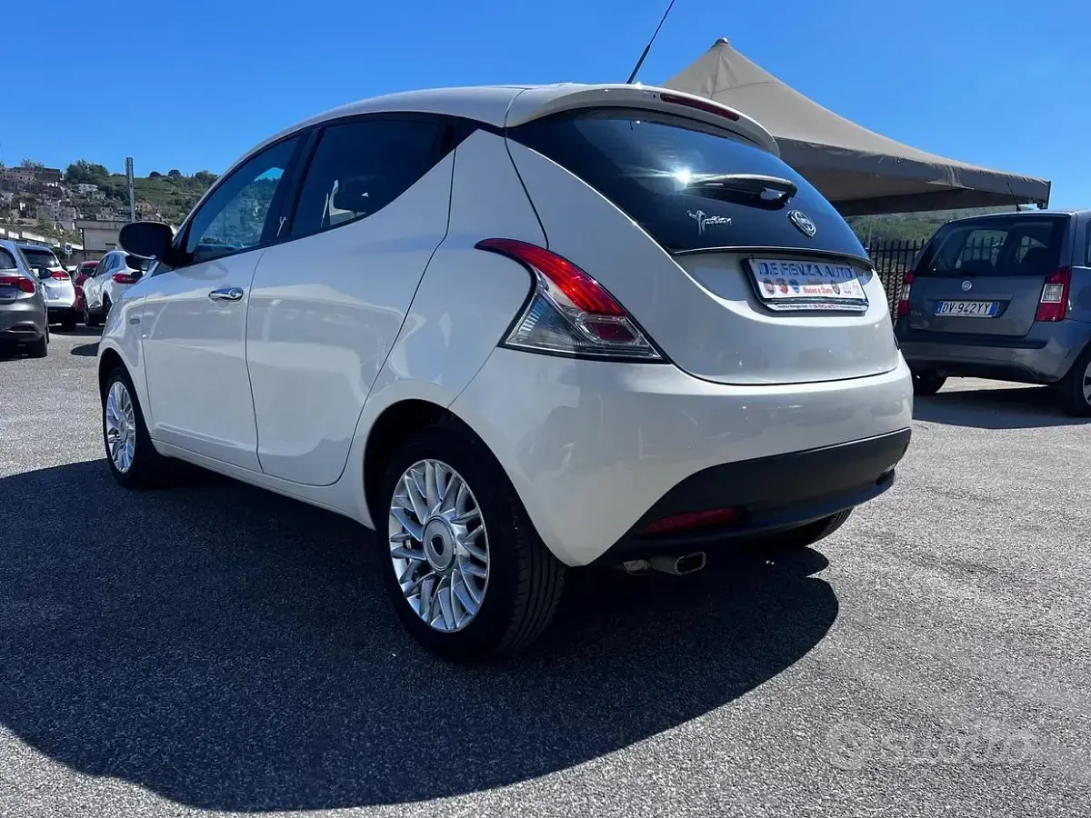 Gebraucht Lancia Ypsilon Gold 69 PS (50 kW) 2013 Weiß Kleinwagen