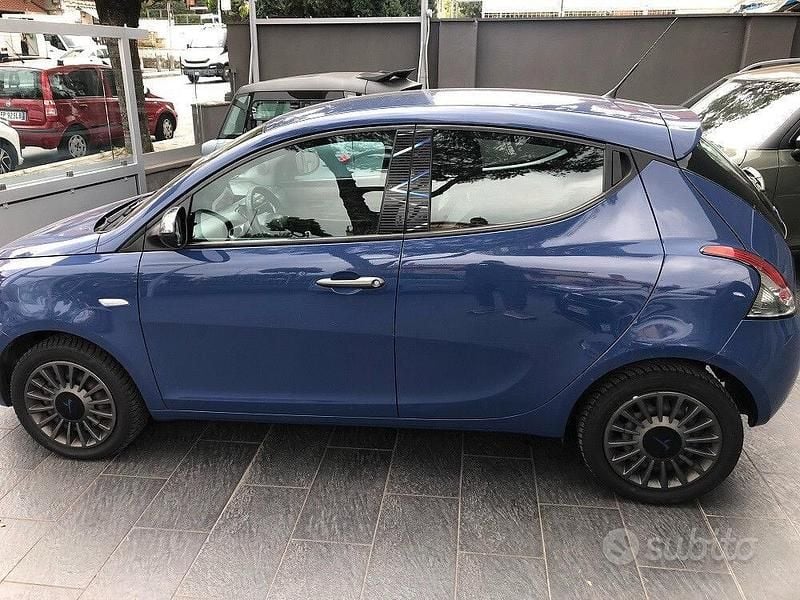 Usata Lancia Ypsilon 69 CV (50 kW) 2018 Blu/azzurro Utilitaria