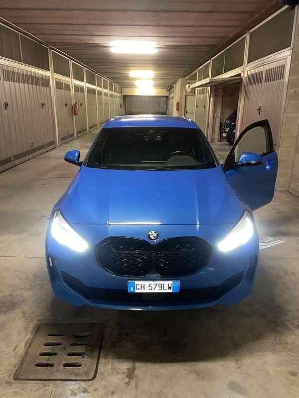 Blu/azzurro Usata 2021 BMW 120 M Sport Utilitaria | 28.000 € (Buon prezzo) - Immagine 1/4