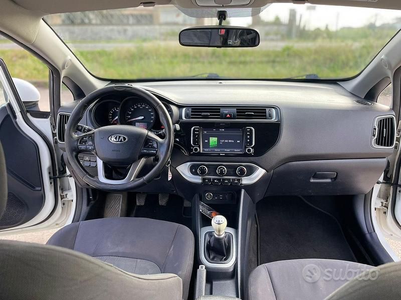 Usado Kia Rio 85 CV (62 kW) 2017 Blanco Berlina