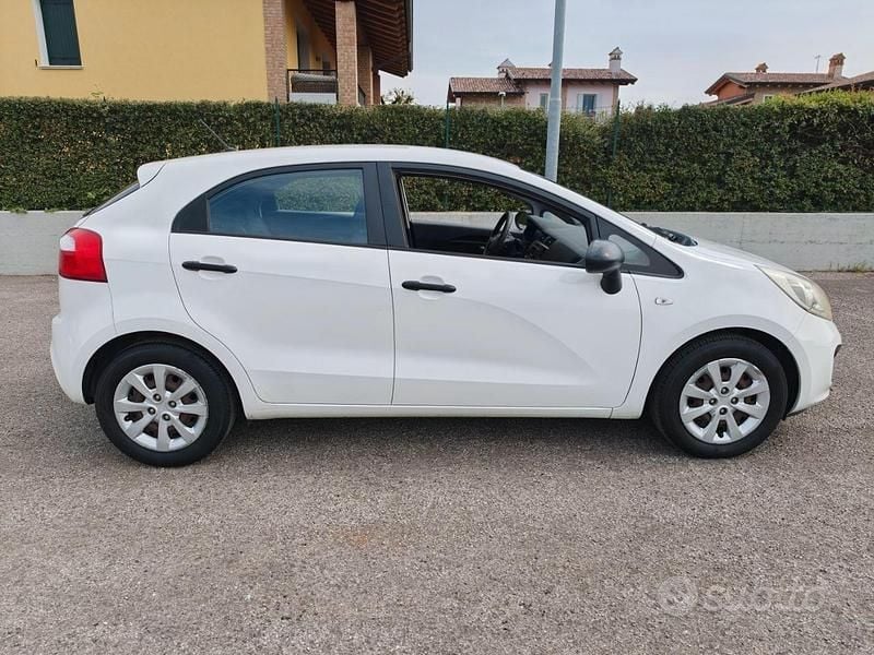 Usata Kia Rio 75 CV (55 kW) 2012 Bianco Berlina
