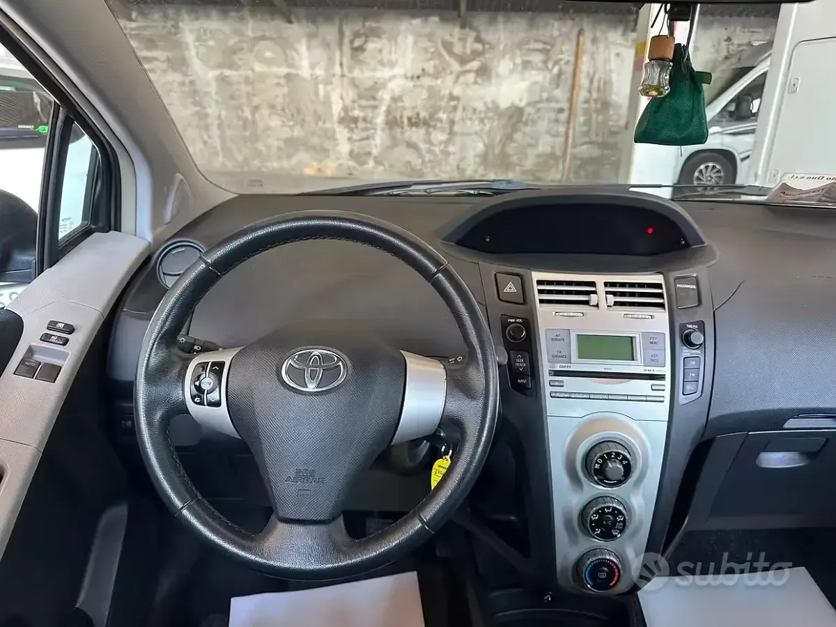 Usata Toyota Yaris 69 CV (50 kW) 2009 Grigio Utilitaria