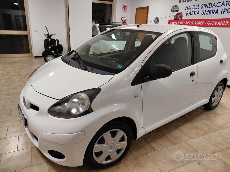 Usata Toyota Aygo 68 CV (50 kW) 2010 Bianco Utilitaria