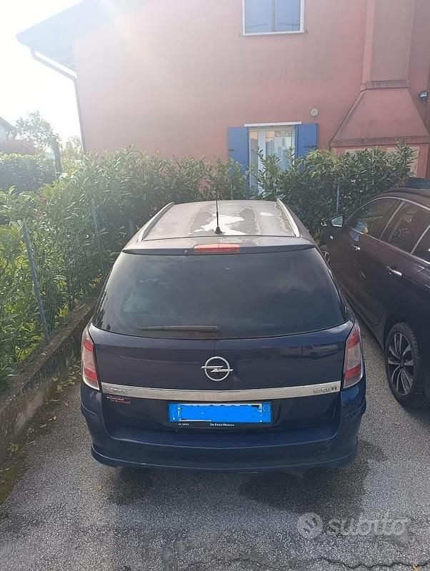 Usata Opel Astra 101 CV (74 kW) 2009 Blu Berlina