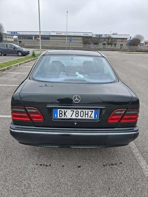 Usata Mercedes E220 Avantgarde 143 CV (105 kW) 2000 Berlina