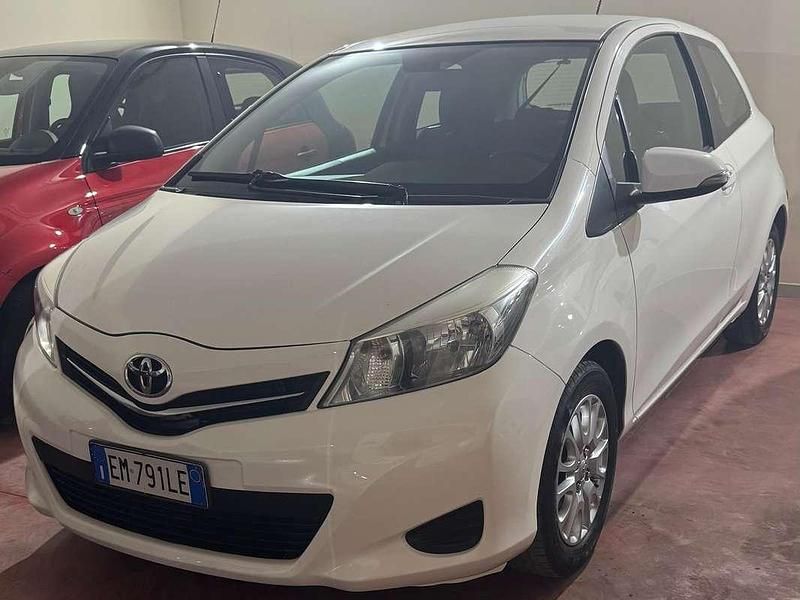 Usata Toyota Yaris Lounge 69 CV (50 kW) 2013 Bianco Utilitaria