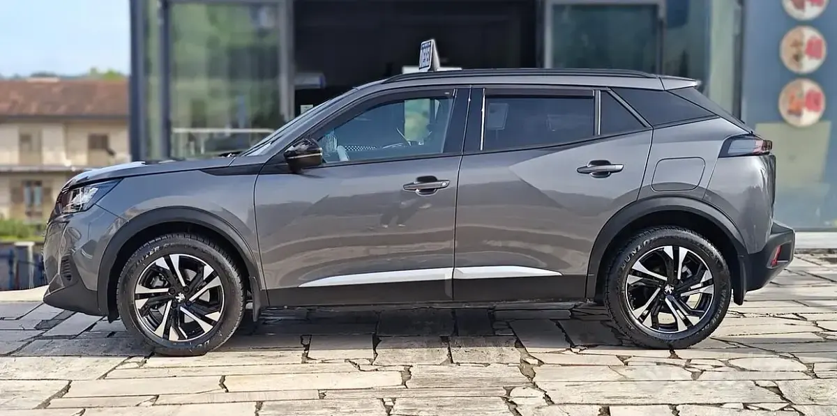 Usata Peugeot 2008 Allure 131 CV (96 kW) 2023 Grigio SUV
