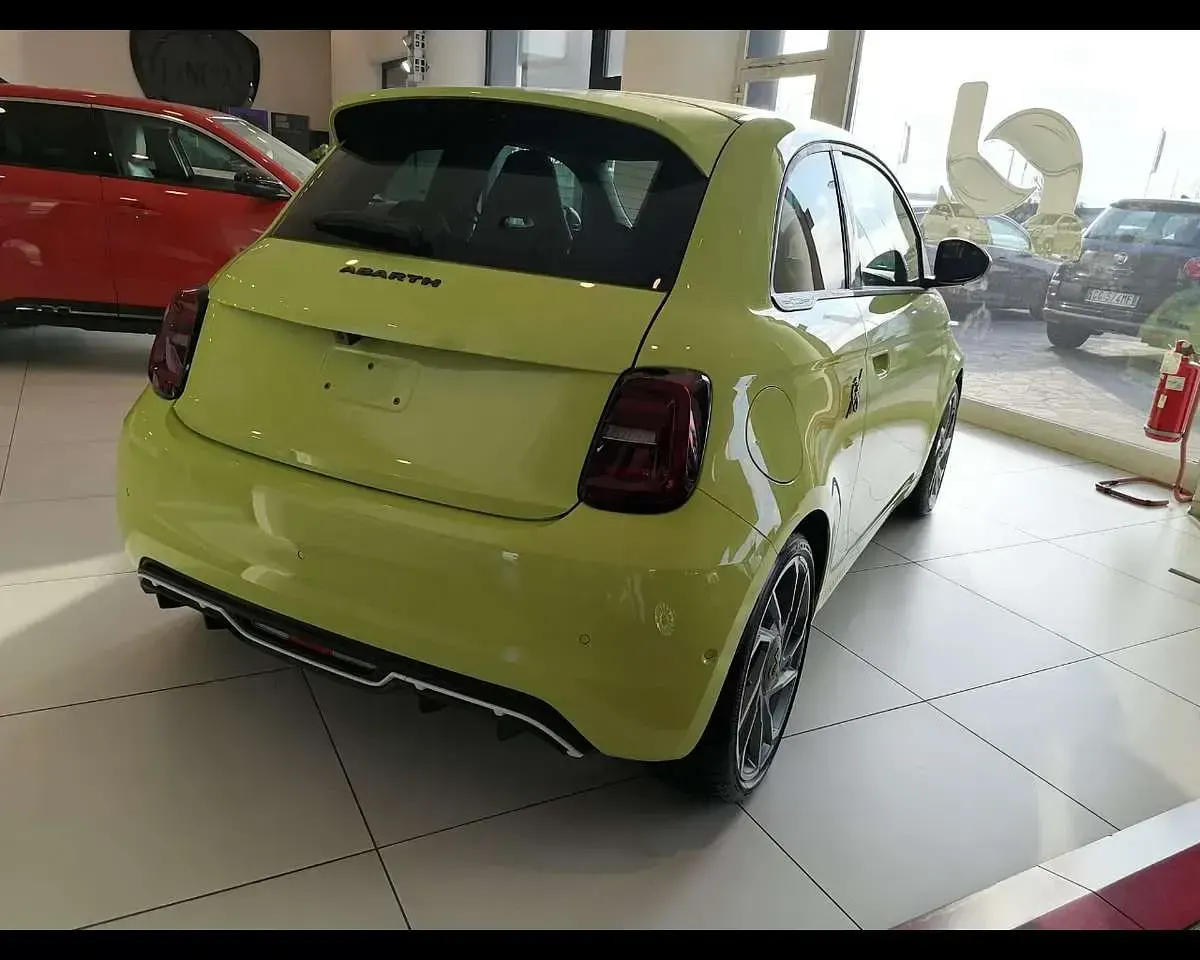 Usata Abarth 500e Turismo 47 kW (64 CV) 2023 Acid green Utilitaria