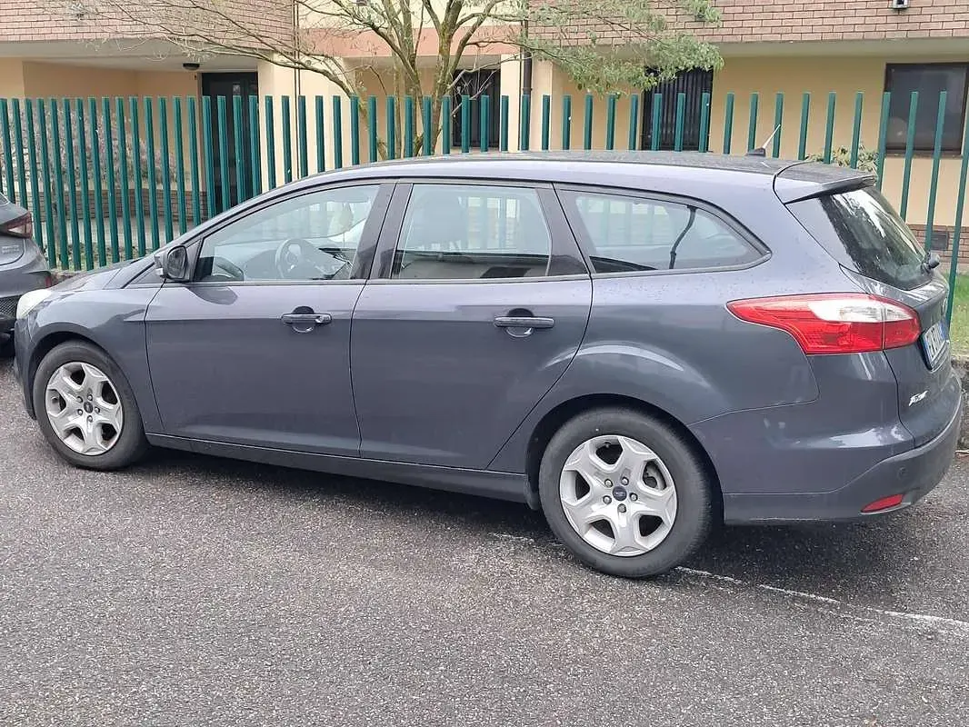 Begagnad Ford Focus 116 HK (85 kW) 2014 Grå Kombi