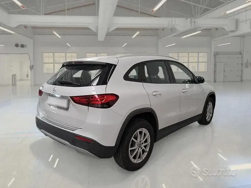 Usata Mercedes GLA180 Business 116 CV (85 kW) 2021 Bianco SUV