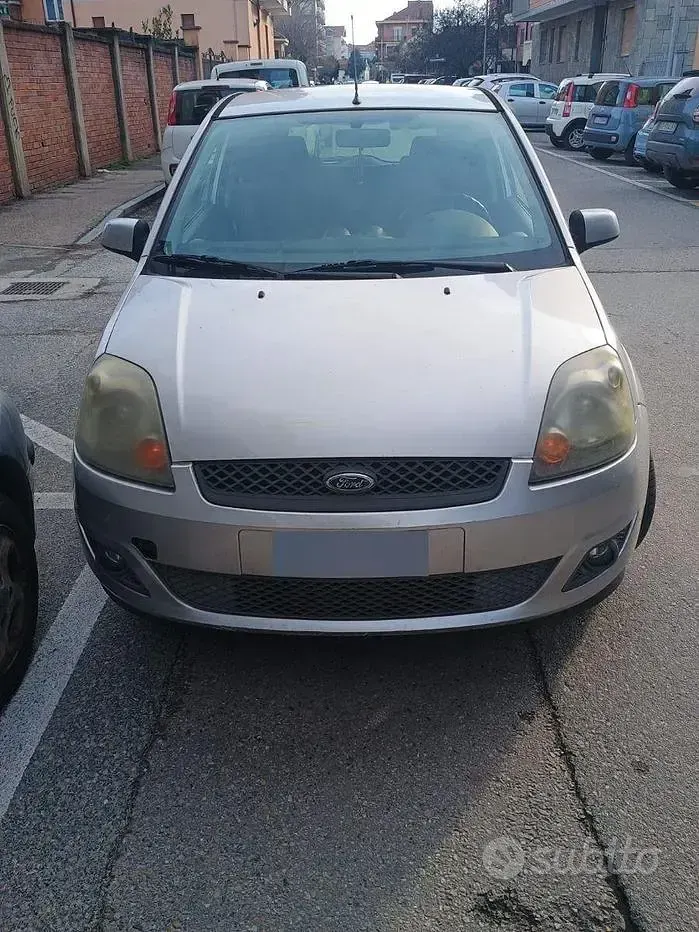 Usata Ford Fiesta 75 CV (55 kW) 2006 Grigio Utilitaria