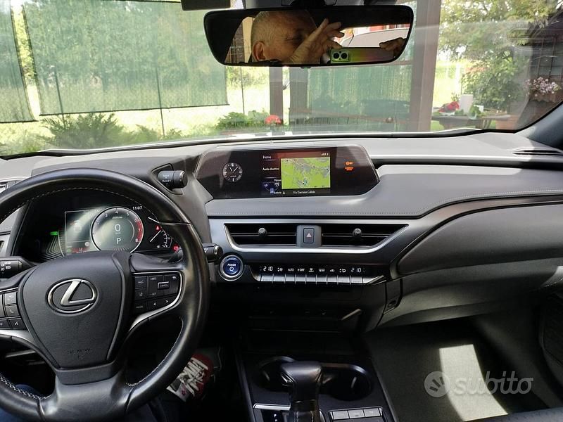 Usata Lexus UX 250h 184 CV (135 kW) 2021 Grigio SUV