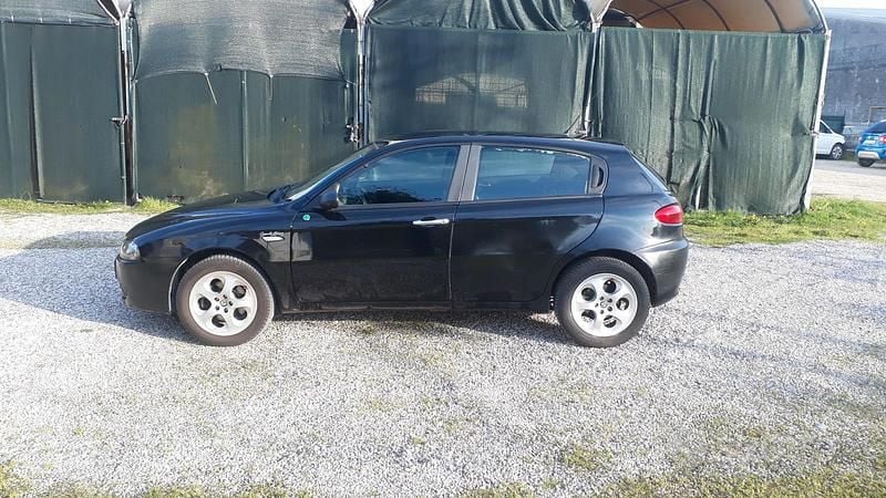 Usata Alfa Romeo 147 Distinctive 105 CV (77 kW) 2009 Nero Utilitaria