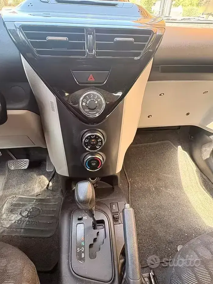Usata Toyota iQ Active 68 CV (50 kW) 2012 Grigio Utilitaria