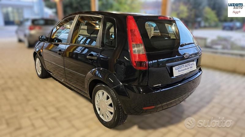 Usata Ford Fiesta 68 CV (50 kW) 2004 Nero Utilitaria