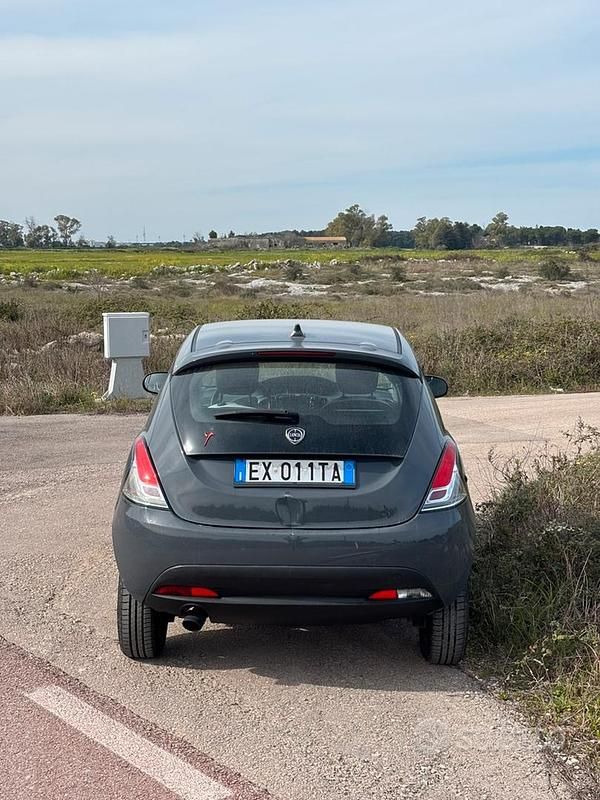 Usata Lancia Ypsilon 85 CV (62 kW) 2014 Grigio Utilitaria