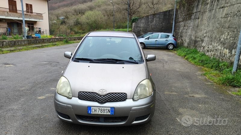 Usata Toyota Yaris 68 CV (50 kW) 2003 Grigio Utilitaria