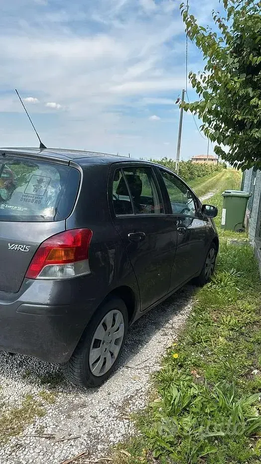 Usata Toyota Yaris 65 CV (47 kW) 2009 Grigio Utilitaria