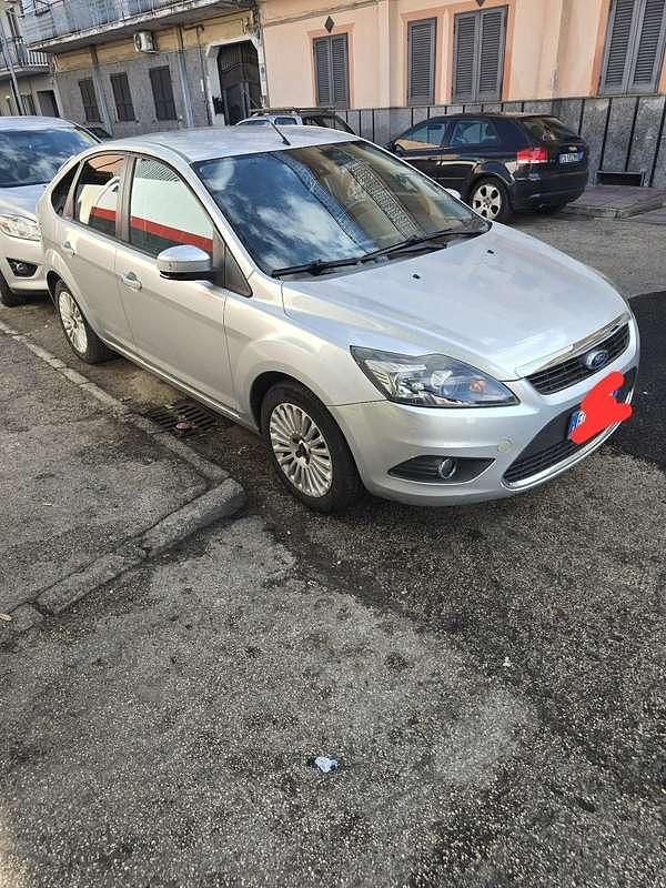 Usata 2010 Ford Focus Titanium Tre volumi | 2500 € (Buon prezzo) - Immagine 1/4