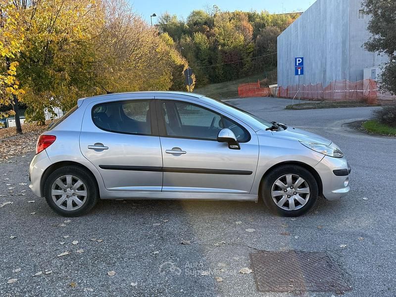 Usata Peugeot 207 68 CV (50 kW) 2008 Argento Berlina