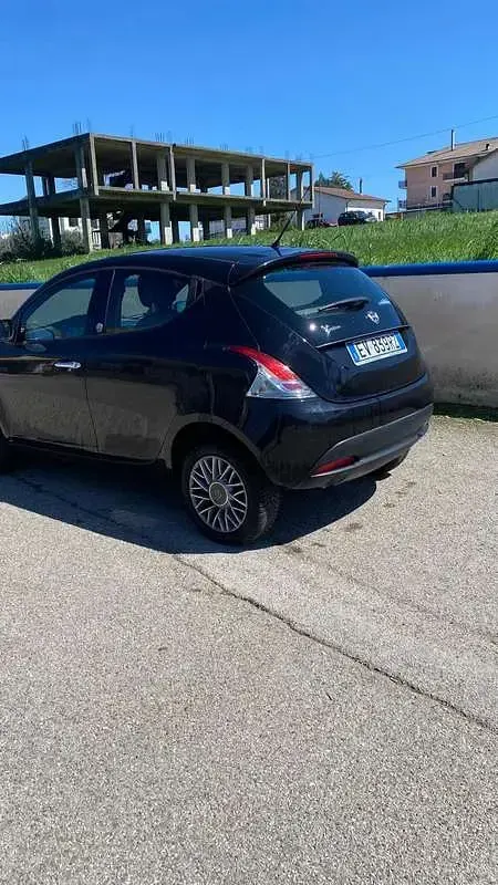 Usata Lancia Ypsilon Silver 80 CV (58 kW) 2014 Nero Utilitaria