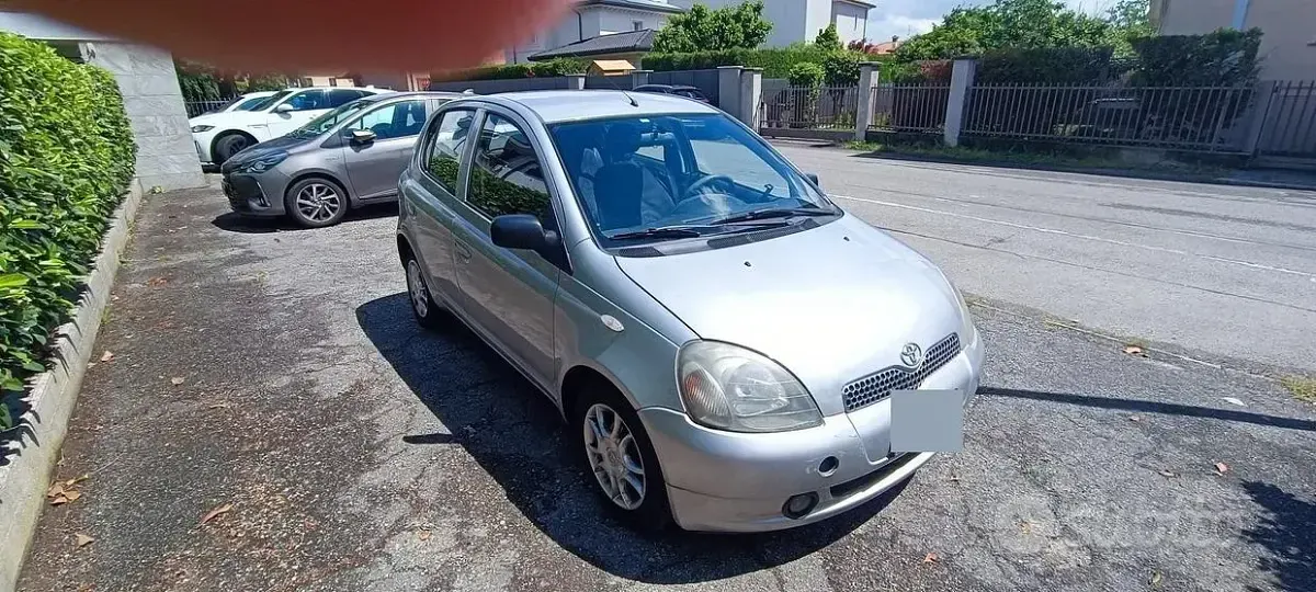Usata Toyota Yaris Sol 68 CV (50 kW) 2001 Grigio Berlina