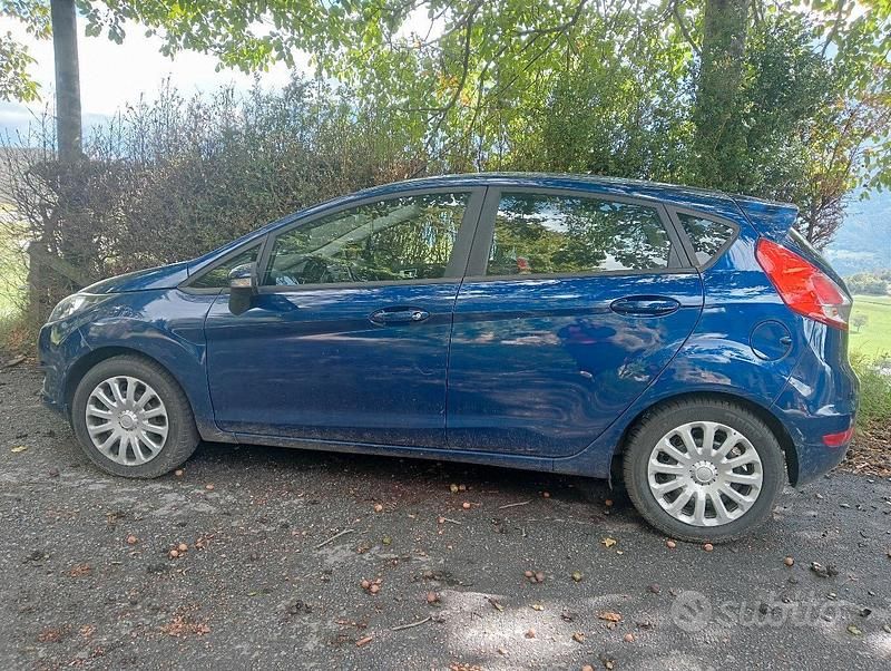 Usata Ford Fiesta 75 CV (55 kW) 2015 Blu Utilitaria
