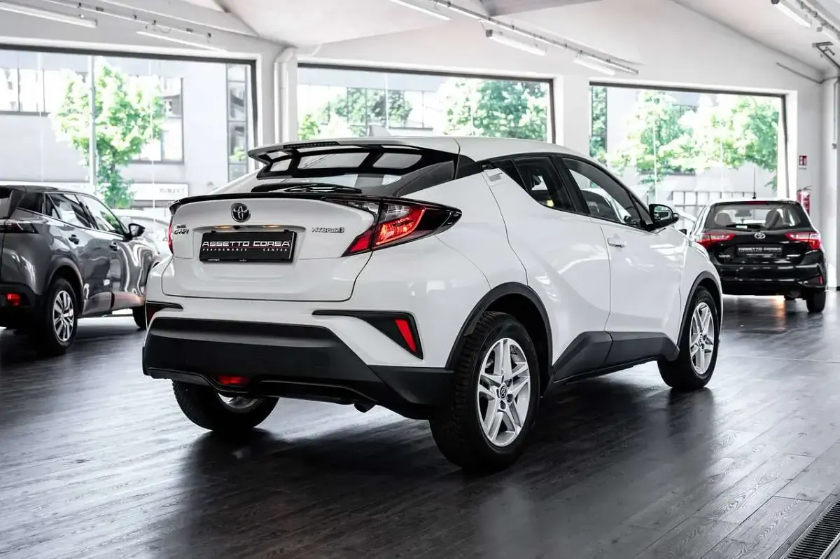 Usata Toyota C-HR Active 98 CV (72 kW) 2023 Solid white SUV