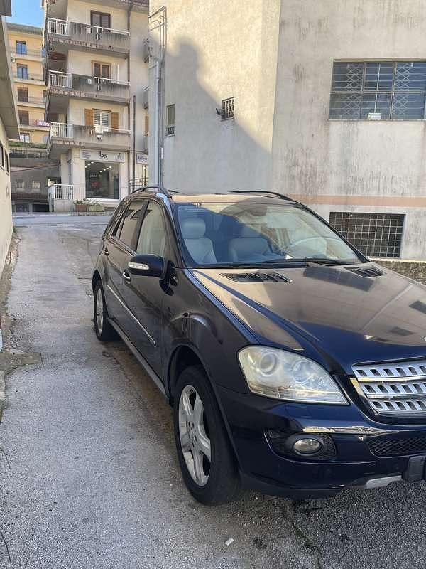 Usata Mercedes ML320 224 CV (164 kW) 2007 Blu/azzurro SUV