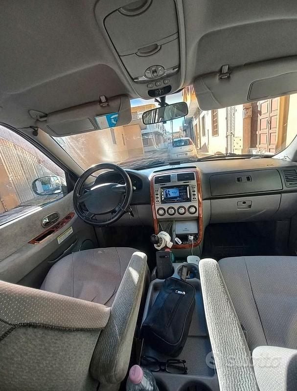 Usata Kia Carnival EX 144 CV (105 kW) 2004 Grigio Monovolume
