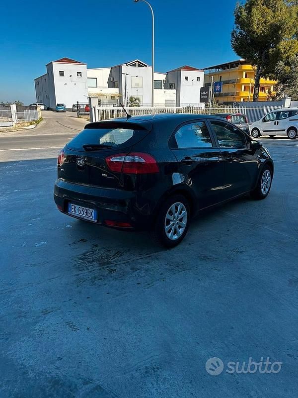 Usata Kia Rio EX 89 CV (65 kW) 2012 Nero Berlina