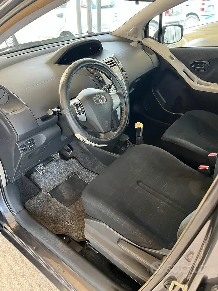 Begagnad Toyota Yaris 69 HK (50 kW) 2010 Grå Halvkombi