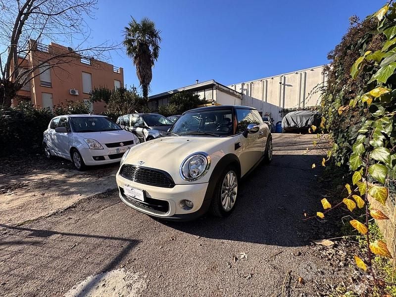 Usata Mini Cooper D 111 CV (81 kW) 2012 Beige Utilitaria