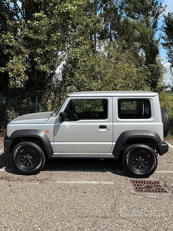 Usata Suzuki Jimny 102 CV (75 kW) 2023 Argento SUV